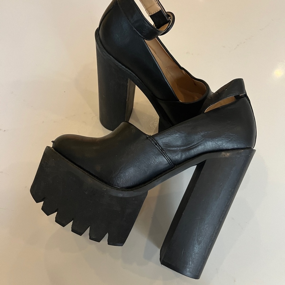 Ultra high chunky Mary Jane heels